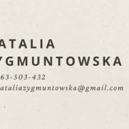 Minimalistyczna wizytówka z imieniem i nazwiskiem Natalia Zygmuntowska, numerem telefonu i adresem e-mail na teksturowanym, kremowym tle.