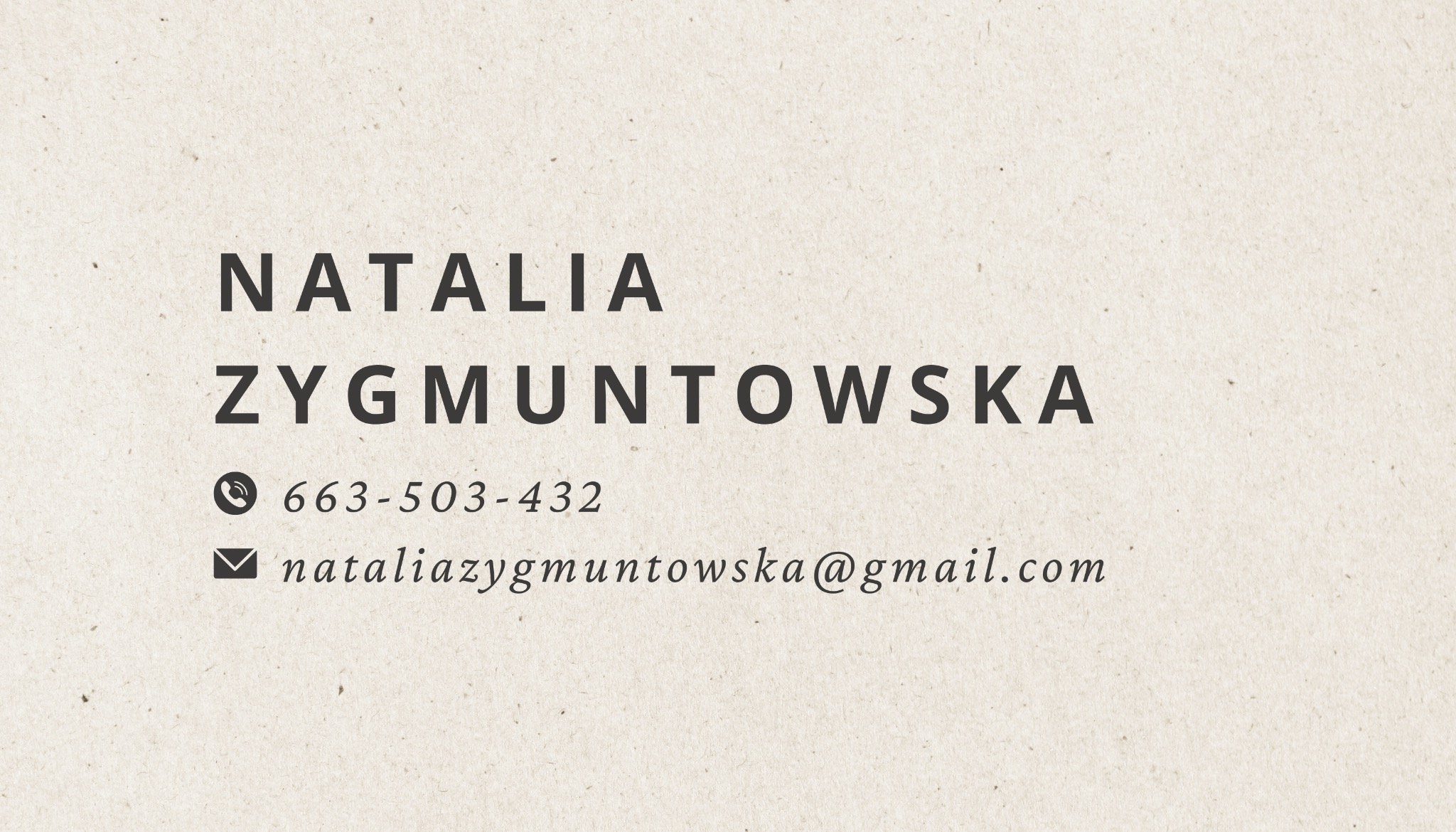 Minimalistyczna wizytówka z imieniem i nazwiskiem Natalia Zygmuntowska, numerem telefonu i adresem e-mail na teksturowanym, kremowym tle.