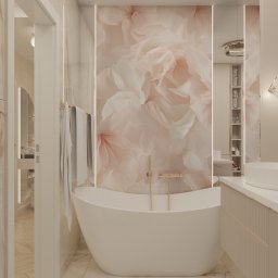 Design by Blonde Agnieszka Buszman - Elegancka łazienka z wanną wolnostojącą na tle ściany z motywem kwiatowym, złota armatura, marmurowe wykończenie i subtelne oświetlenie LED.