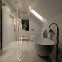 Design by Blonde Agnieszka Buszman - Elegancka łazienka w odcieniach bieli i beżu z wolnostojącą wanną, złotą armaturą i oświetleniem. Wnętrze doświetlone oknem dachowym, marmurowe płytki podłogowe.