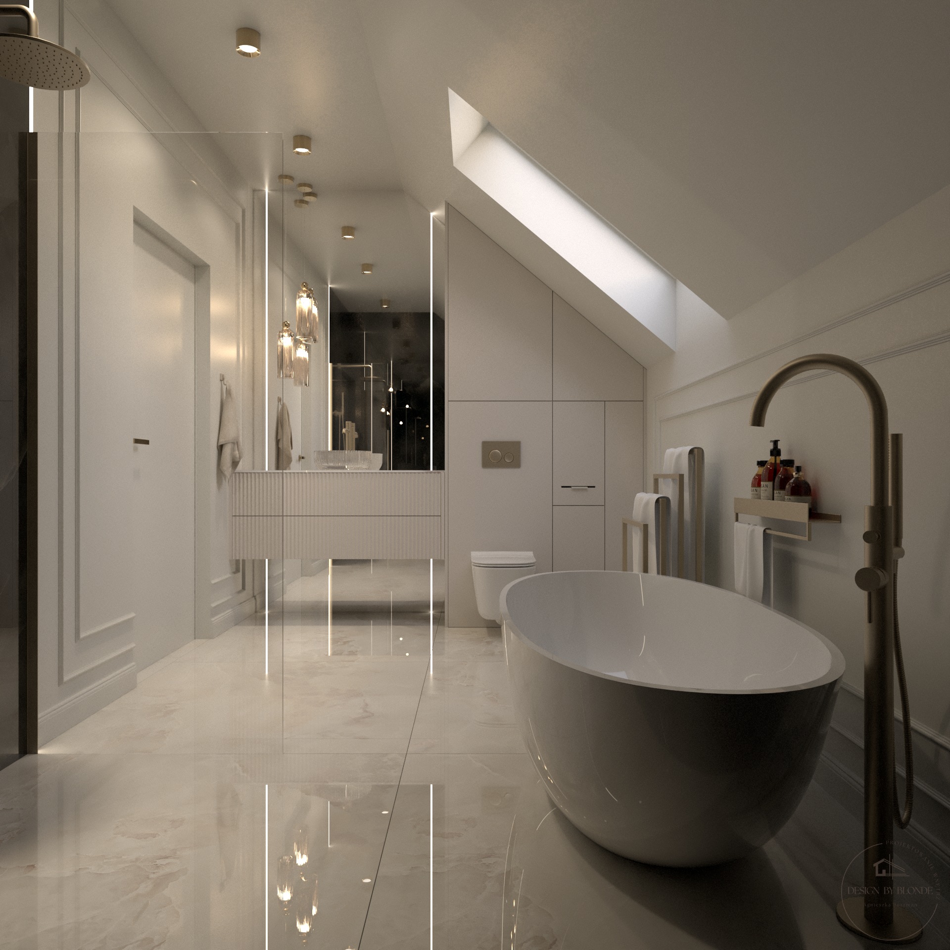 Elegancka łazienka w odcieniach bieli i beżu z wolnostojącą wanną, złotą armaturą i oświetleniem. Wnętrze doświetlone oknem dachowym, marmurowe płytki podłogowe.