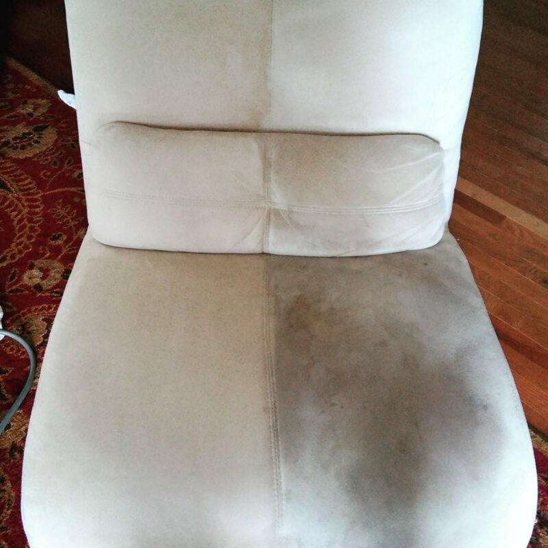 Krzesło tapicerowane, widok z góry, z efektem czyszczenia: po lewej czyste, po prawej zabrudzone. Widoczny wzór dywanu i fragment podłogi.