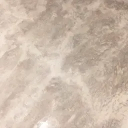 Jasnoszara, wzorzysta posadzka z mikrocementu w stylu industrialnym, widoczne fragmenty but&oacute;w osoby stojącej na powierzchni. Efekt końcowy po wykończeniu.