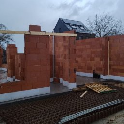Murowanie ścian zewnętrznych z pustaków Porotherm budynku jednorodzinnego