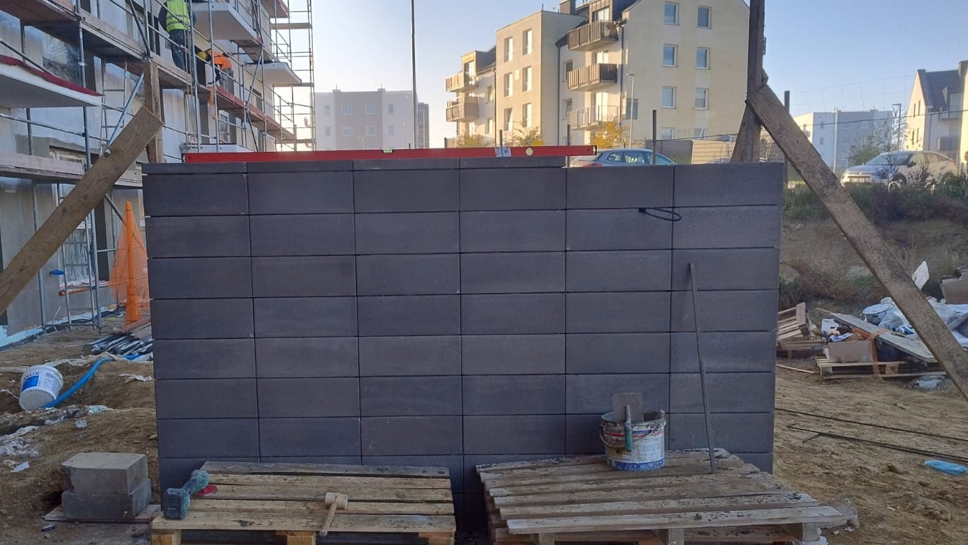 Murowanie pylonów z bloczków betonowych