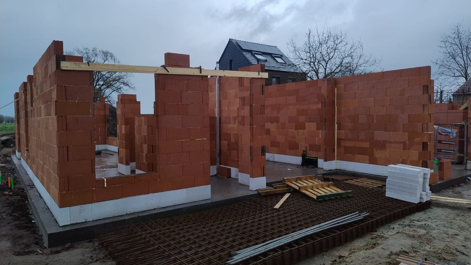 Murowanie ścian zewnętrznych z pustaków Porotherm budynku jednorodzinnego