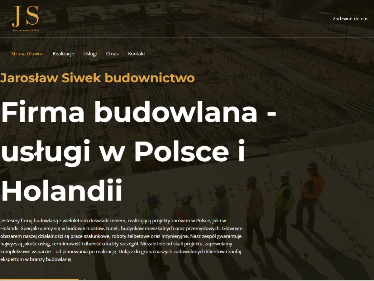 Strona internetowa firmy budowlanej z widocznym logo, menu nawigacyjnym i hasłem reklamowym na tle placu budowy z pracownikami w kaskach.
