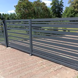 Brama dwuskrzydłowa z furtką.