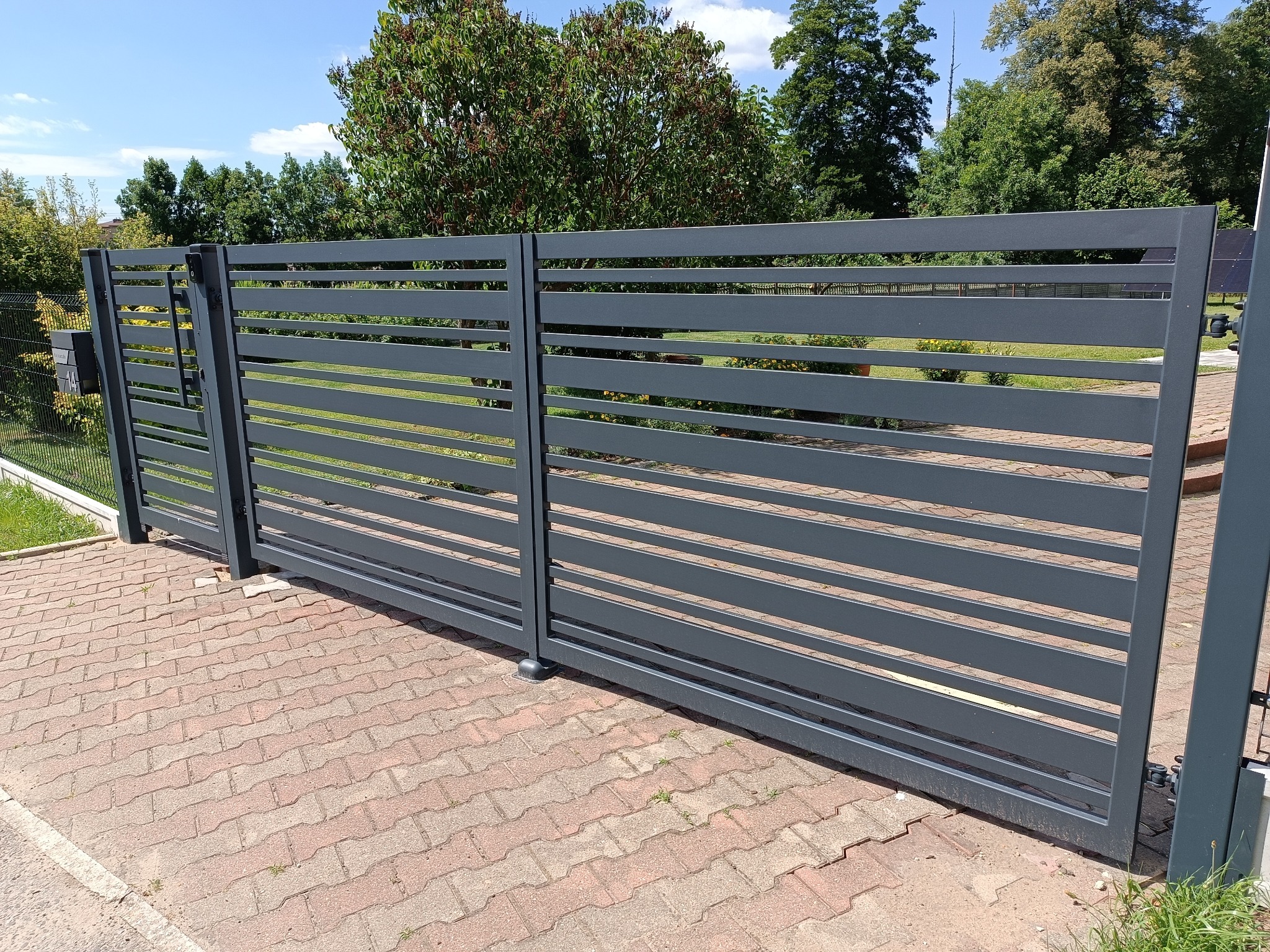 Brama dwuskrzydłowa z furtką.