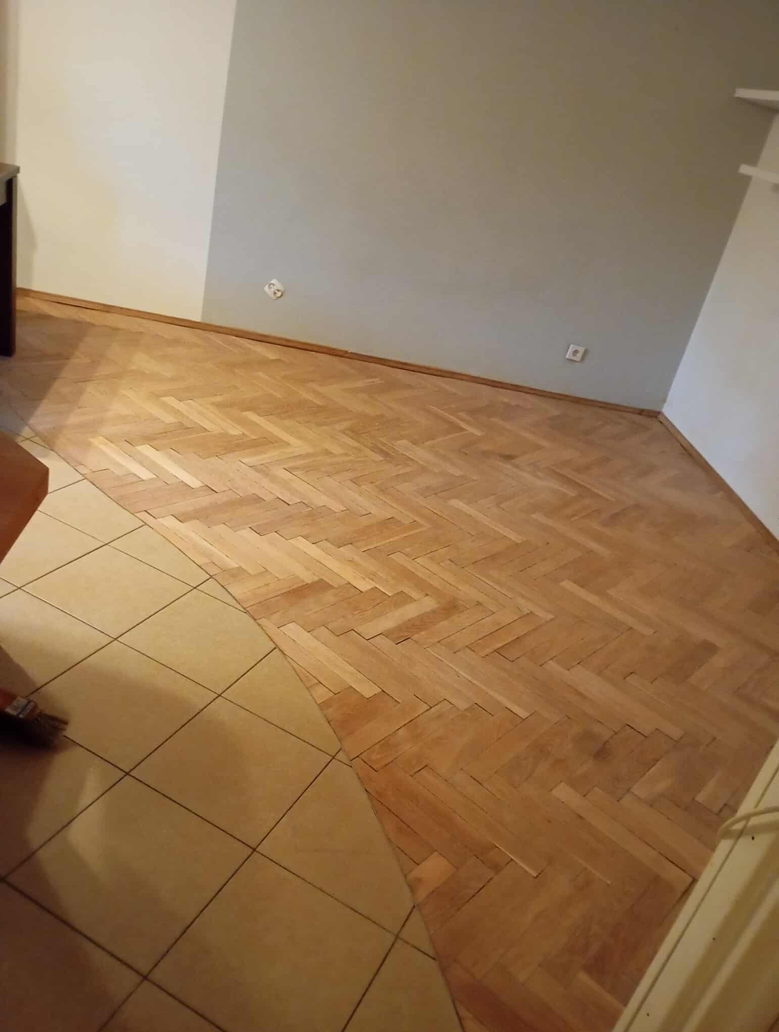 Mały dębowy parkiet w kuchni po cyklinowaniu i przed wykończeniem lakierem Sadolin Satynowy pół mat.