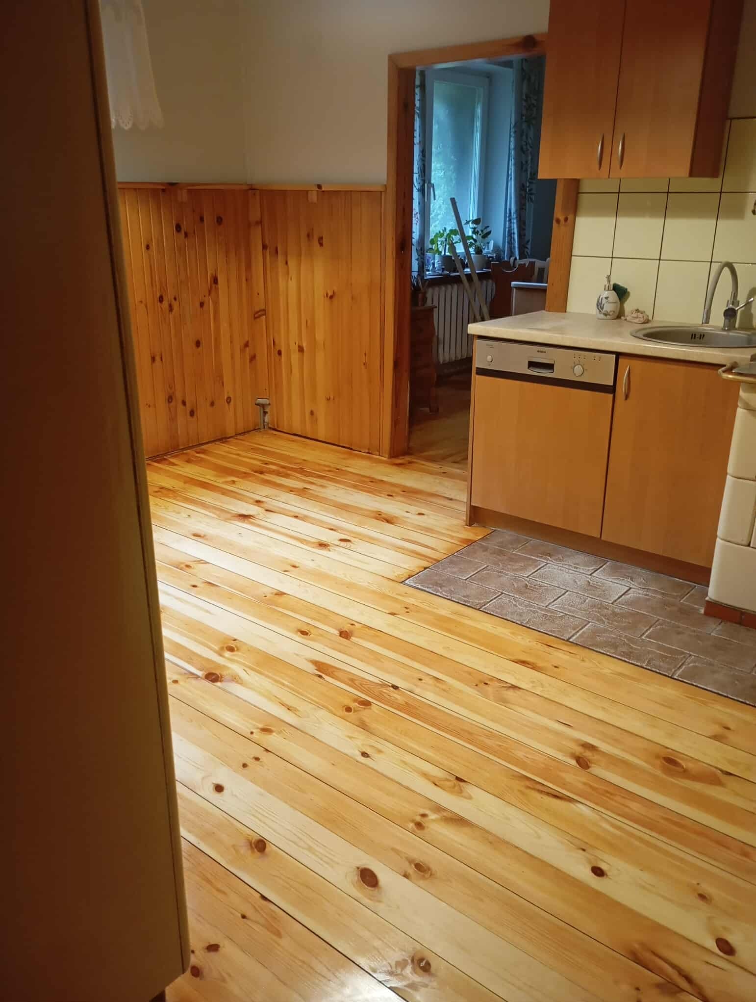 Deska sosnowa w małej kuchni po cyklinowaniu i warstwie oleju lnianego