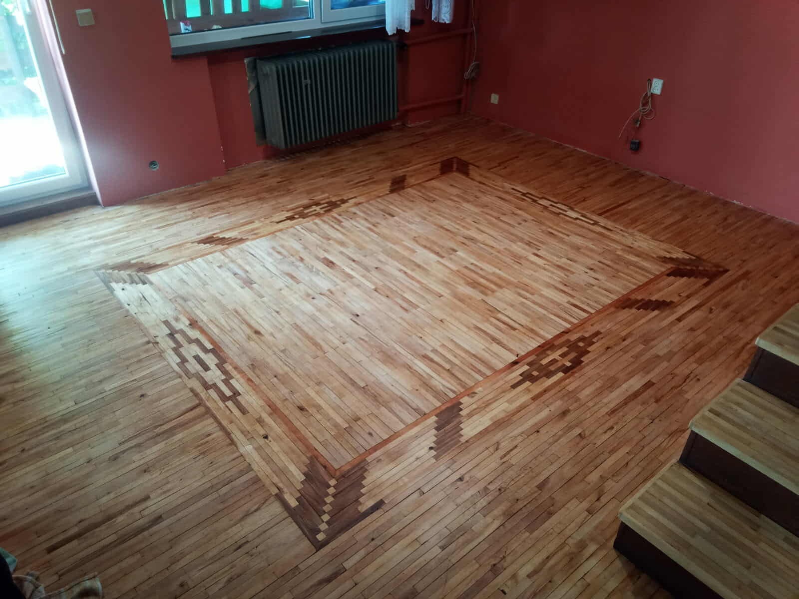 Parkiet dębowy z dodatkami ułożonymi w wzór z Wiązu, po cyklinowaniu i olejowaniu