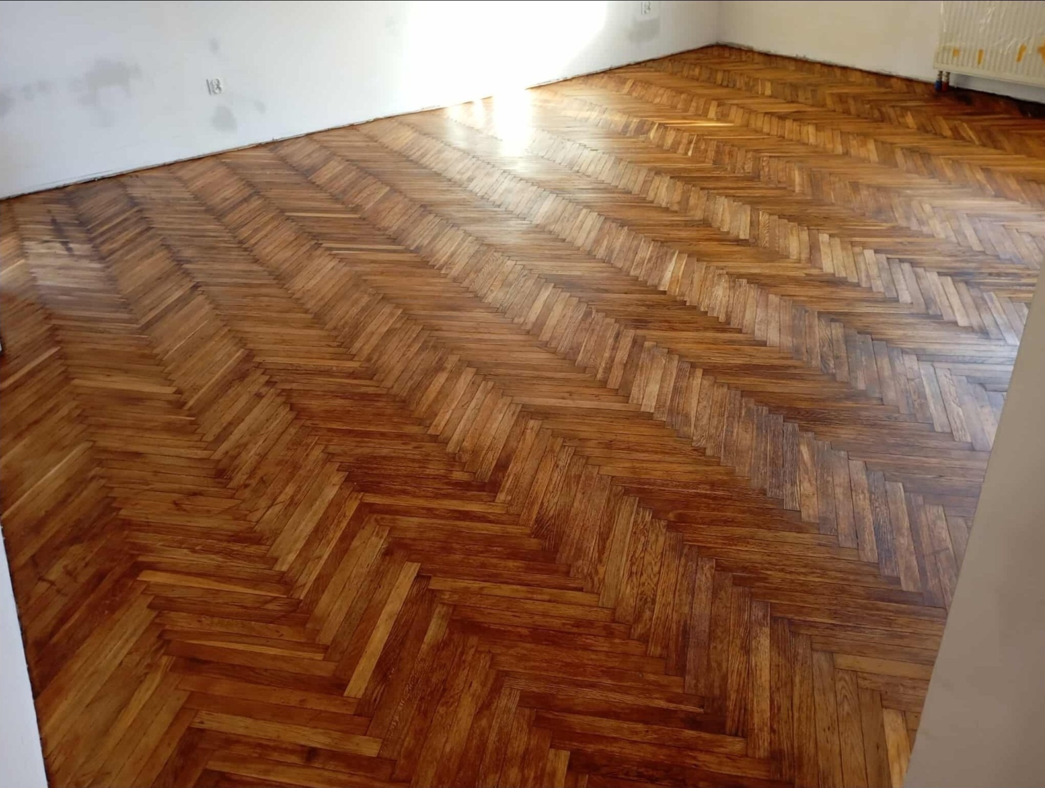 Dębowy parkiet wykończony pokostem lnianym i lakierem.