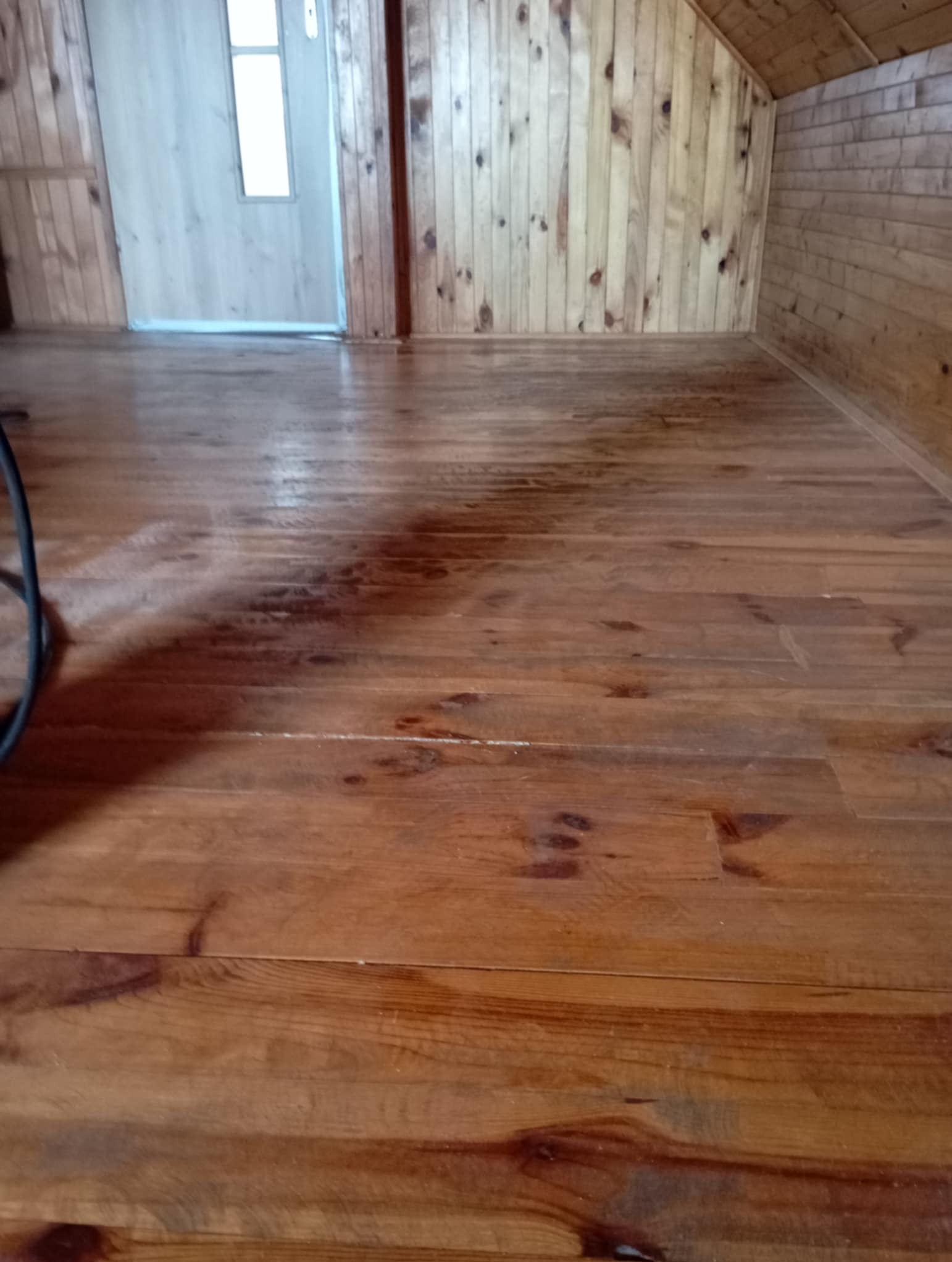 Poddasze deska sosnowa przed cyklinowaniem