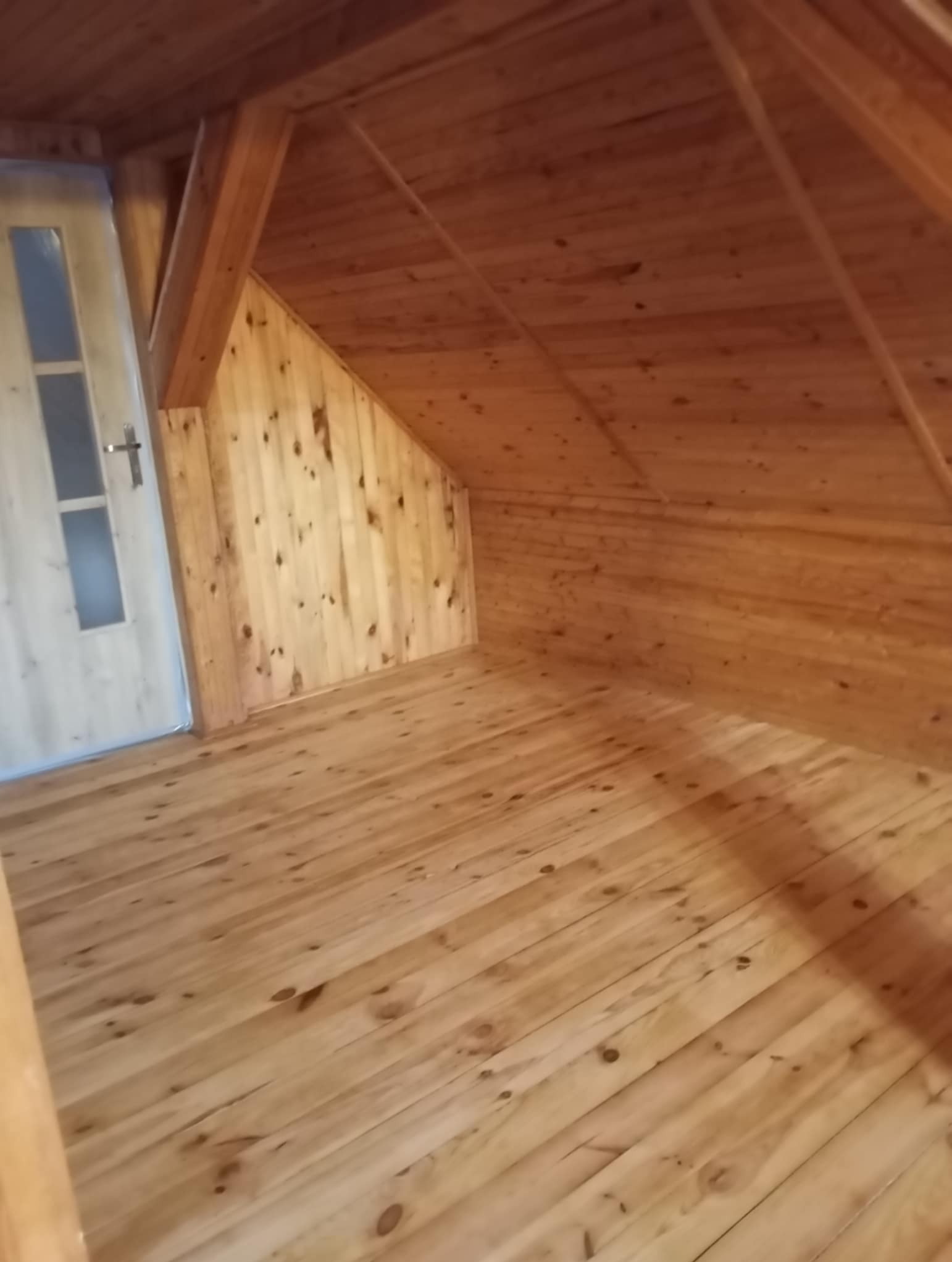 Poddasze po cyklinowaniu szpachlowaniu ubytków w sękach i dwóch warstwach lakieru wykończenie pół mat.