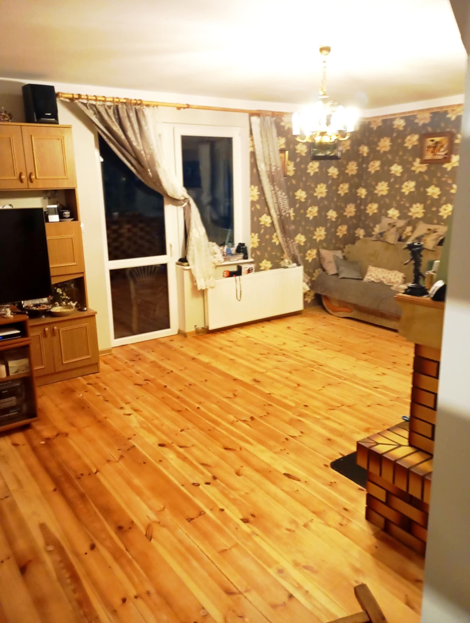 Deska sosnowa po wycyklinowaniu, niwelacji drobnych ubytków i wykończeniu lakierem pół mat w satynie.