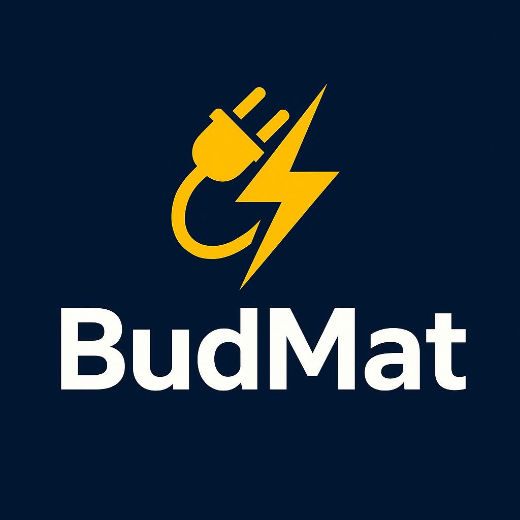 Żółte logo BudMat na granatowym tle: wtyczka z kablem i błyskawica. Nowoczesny znak firmy z branży elektrycznej lub budowlanej, minimalistyczny design.