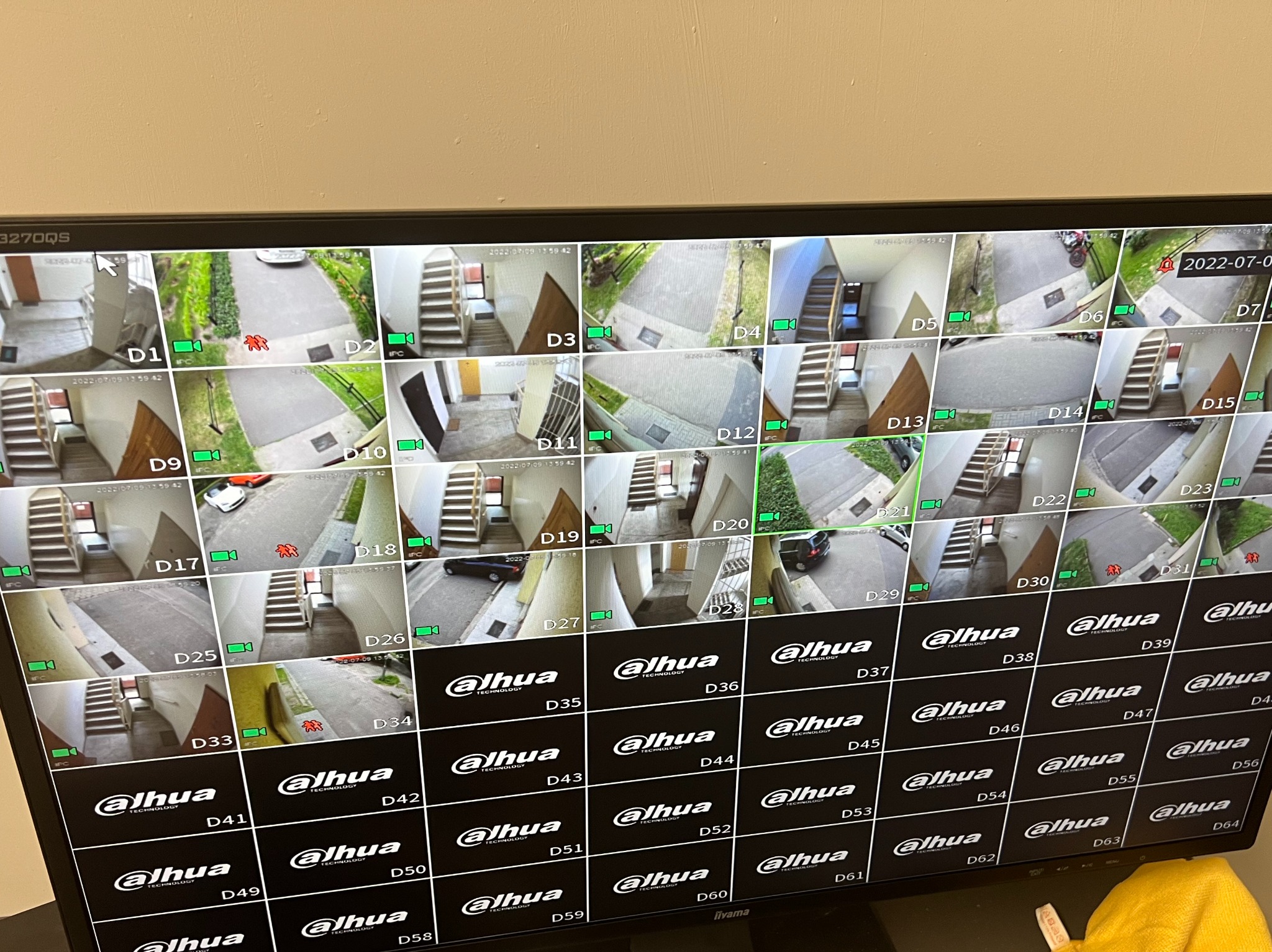 Ekran monitoringu z widokiem z wielu kamer Dahua, ukazujący wejścia, schody i podjazdy w różnych lokalizacjach. Dostępne opcje monitorowania w czasie rzeczywistym.