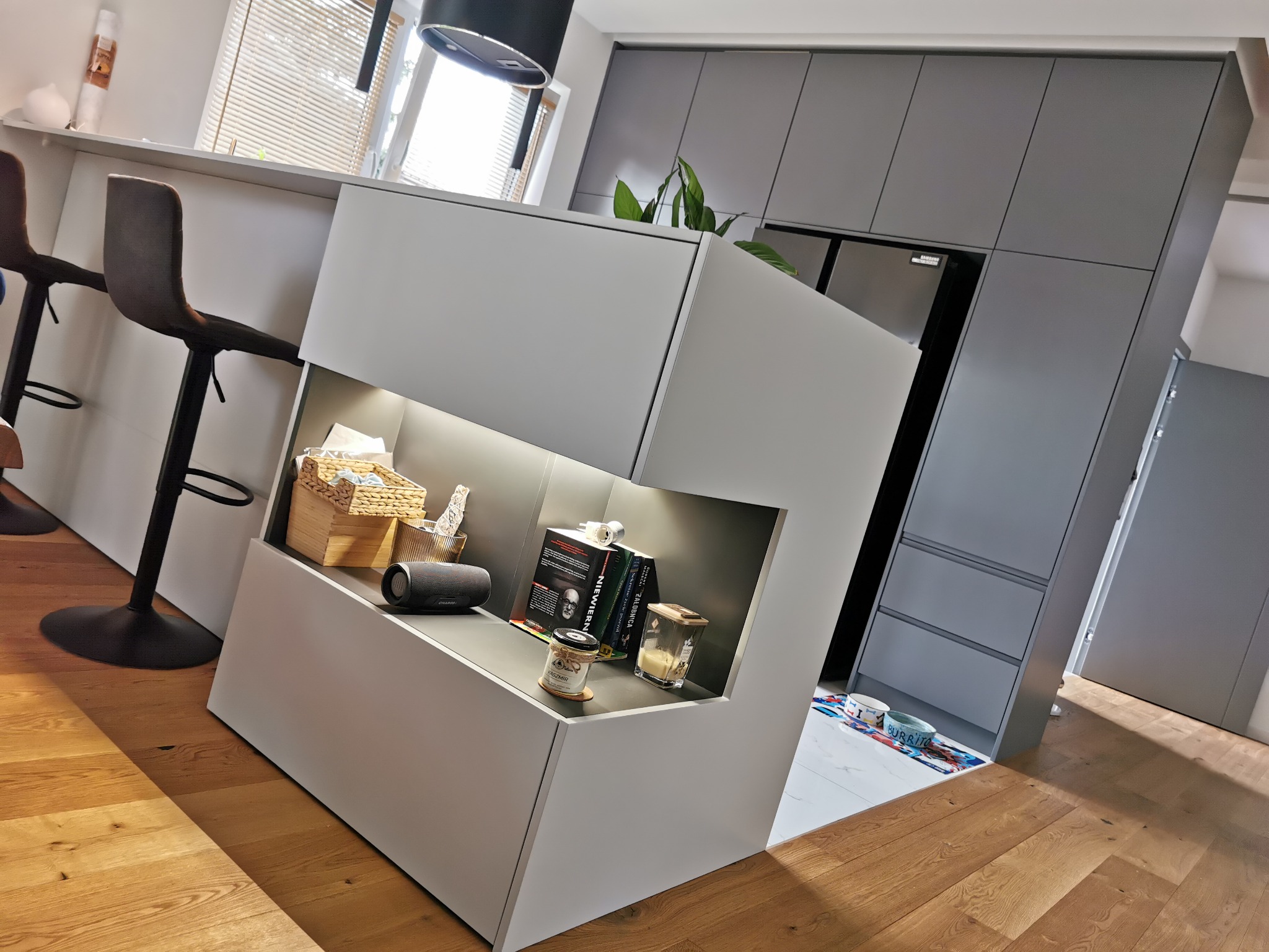 Nowoczesne połączenie bieli i szarości