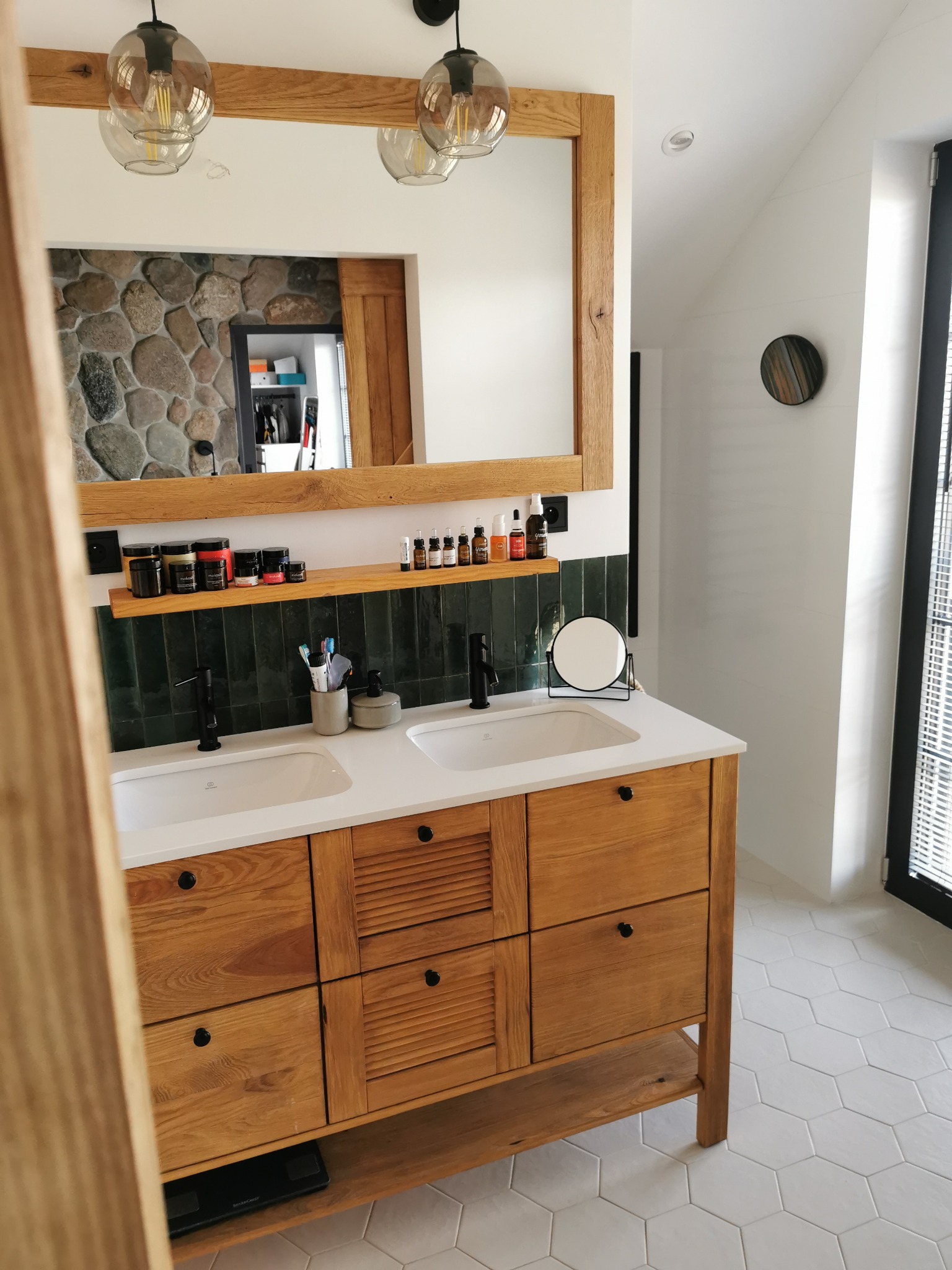 Styl farmhouse, lite drewno