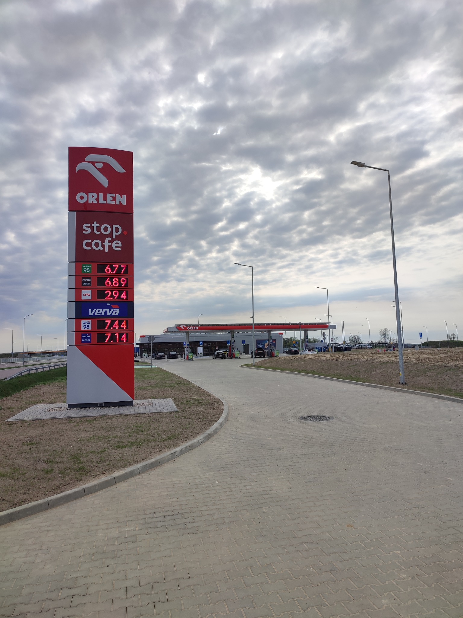 Zrealizowana budowa dwóch stacji paliw przy MOP Chomentowo Wschód i Zachód