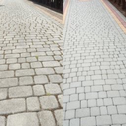 Firma Usługowo-Handlowa MK Clean Pressure Mariusz Kopala - Efekt przed i po czyszczenia kostki brukowej na posesji z ozdobnymi krzewami. Lewa strona zabrudzona, prawa czysta, ukazująca różnicę po usłudze.