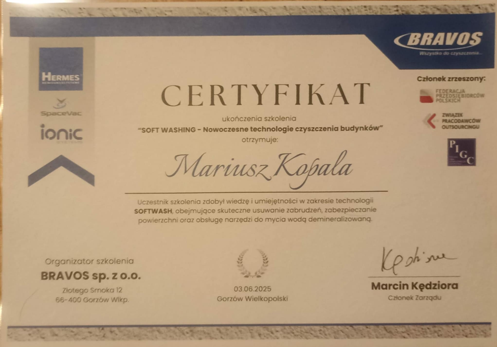Certyfikat ukończenia szkolenia 'SOFT WASHING - Nowoczesne technologie czyszczenia budynków' firmy Bravos dla Mariusza Kopali, datowany na 03.06.2025.