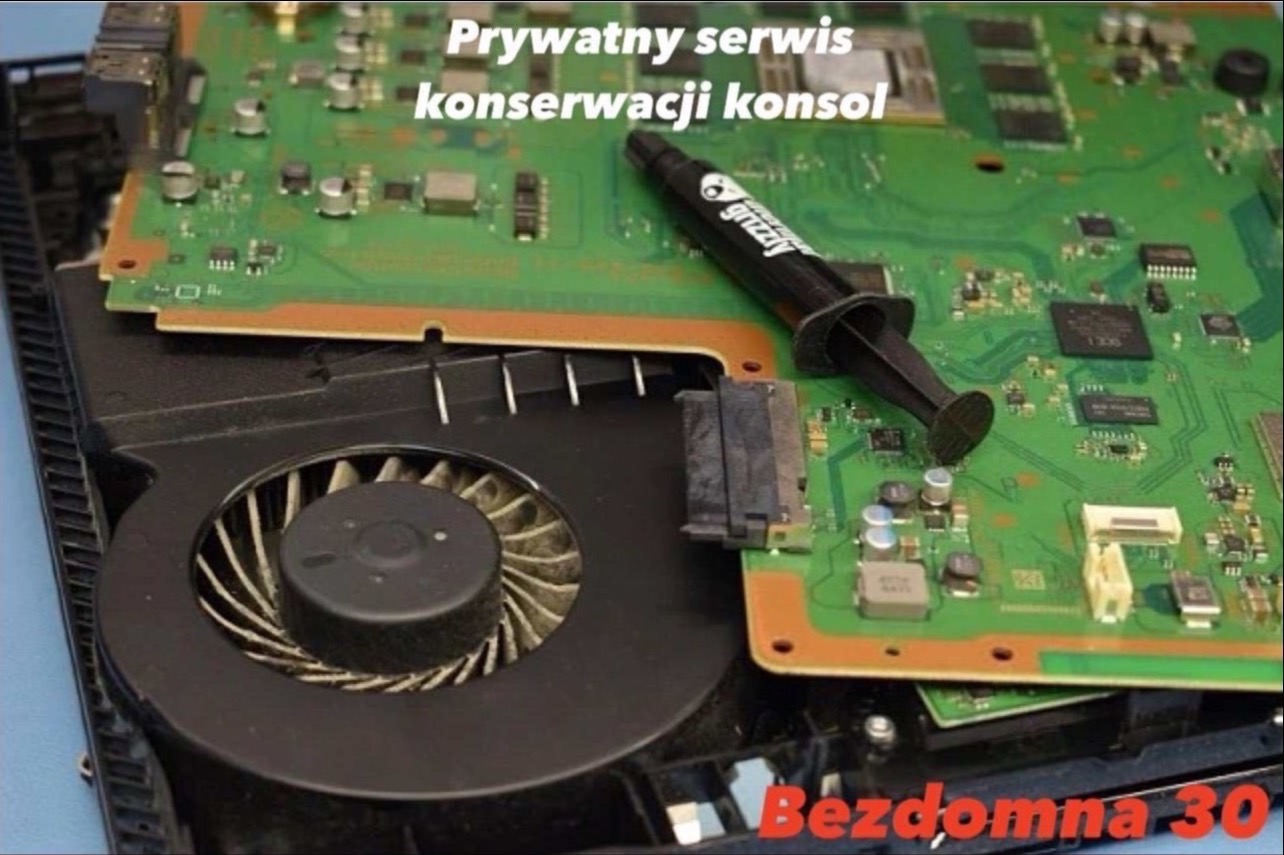 Otwarta konsola do gier z widocznym wentylatorem i pastą termoprzewodzącą, sugerująca konserwację lub naprawę sprzętu.