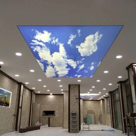 Pokój z podświetlanym sufitem z motywem nieba i chmur. Widoczne liczne punkty świetlne i dekoracyjne panele ścienne. Nierozpakowane materiały na podłodze.