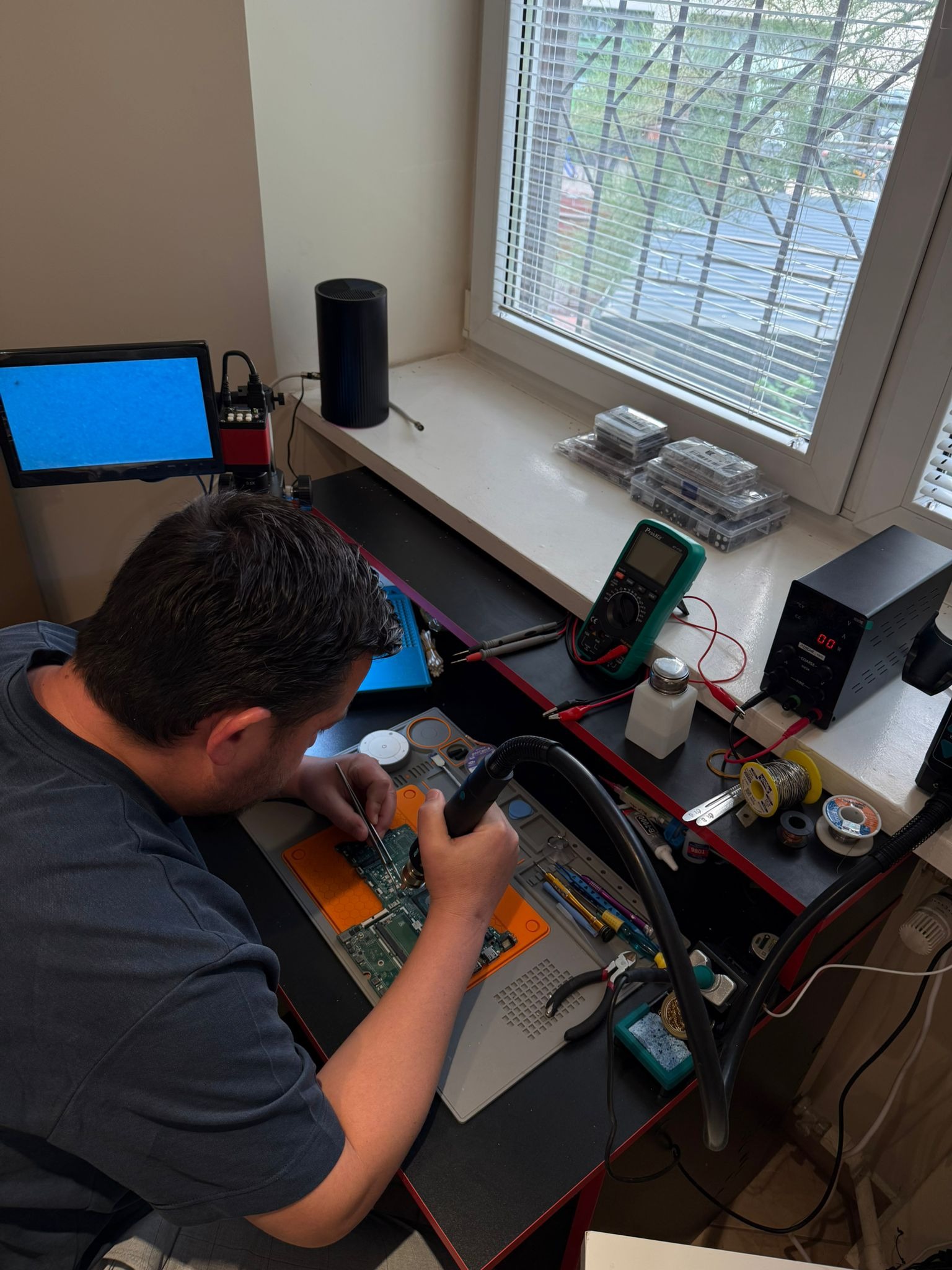 Naprawa płyty głównej – precyzyjne lutowanie i diagnostyka elektroniki. Doświadczenie, sprzęt i jakość.