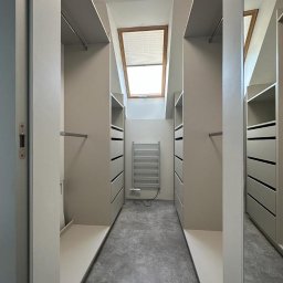 ARCHIDOM MARIUSZ SZKUTAK - Jasna, funkcjonalna garderoba na poddaszu z oknem dachowym. Półki, drążki i szuflady z płyty laminowanej. Grzejnik na ścianie. Lustro optycznie powiększa przestrzeń.