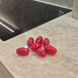 Naturalny kwarcyt Taj Mahal w połączeniu z płytą indukcyjną zlicowaną z blatem tworzy efekt eleganckiej, jednolitej powierzchni. Wytrzymałość kamienia i perfekcyjne wykończenie idealnie wpisują się w nowoczesny, funkcjonalny projekt kuchni.