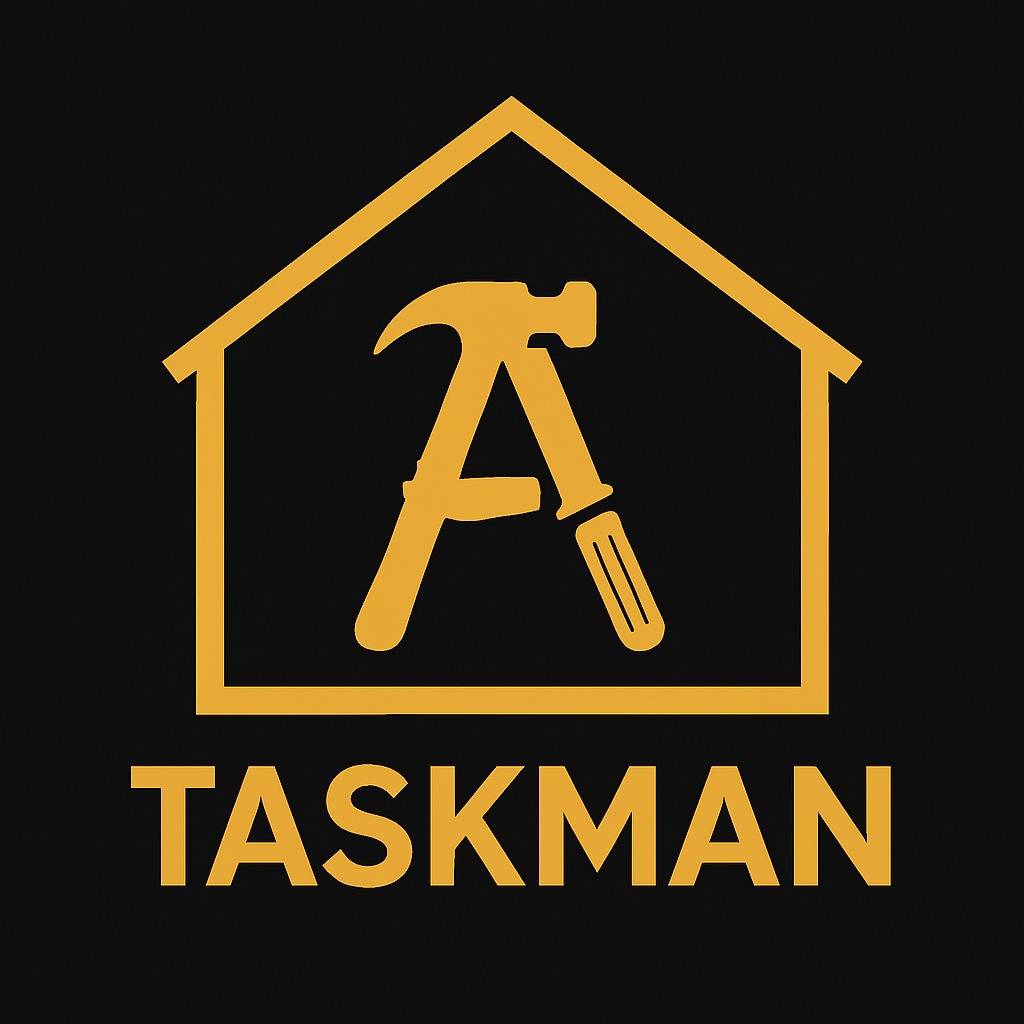 Żółte logo firmy remontowej: młotek, śrubokręt i obrys domu tworzą literę A nad napisem TASKMAN na czarnym tle. Minimalistyczny design.