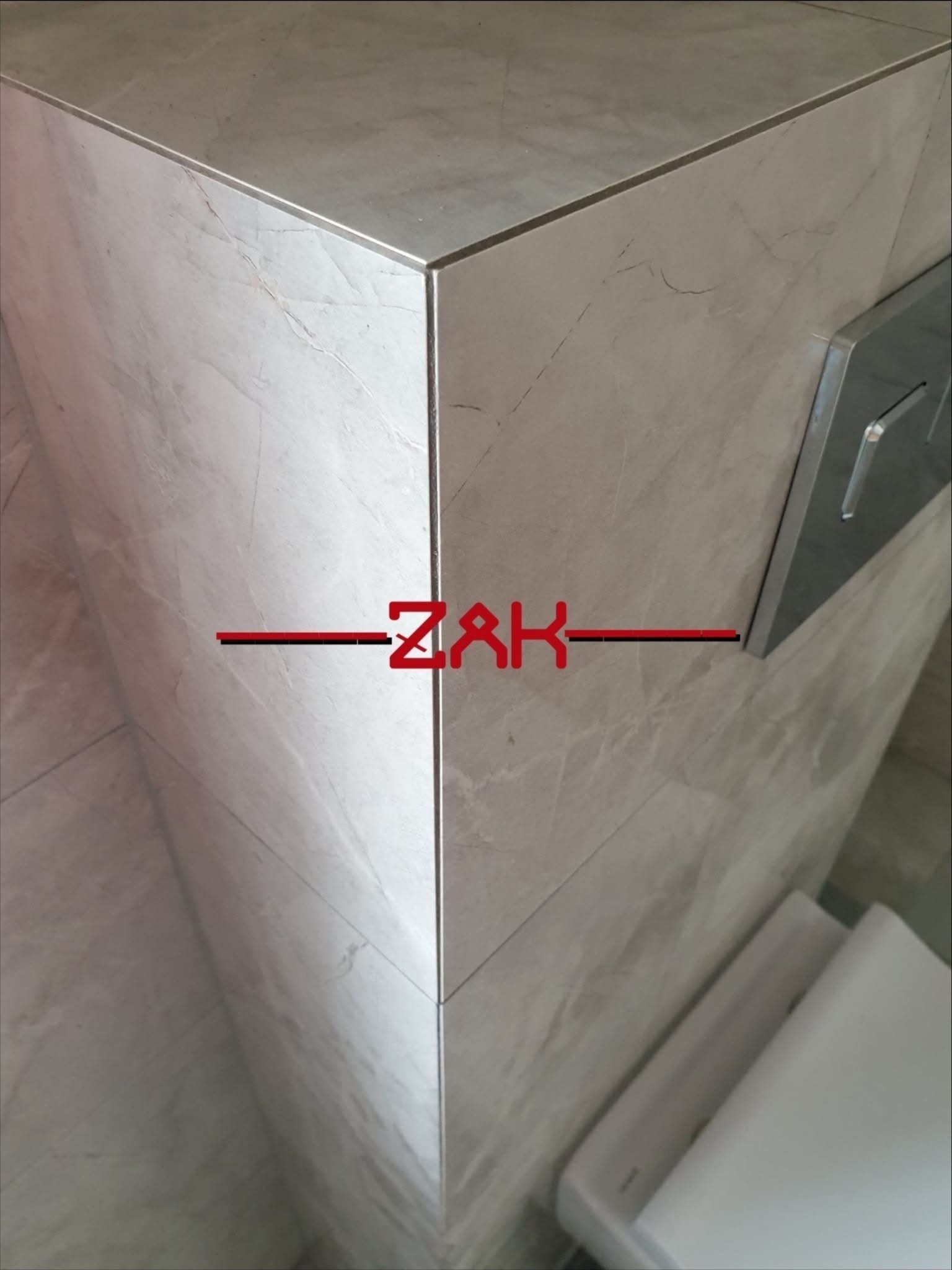 Idealne cięcia Glazury na pile wodnej pod kątem 45°