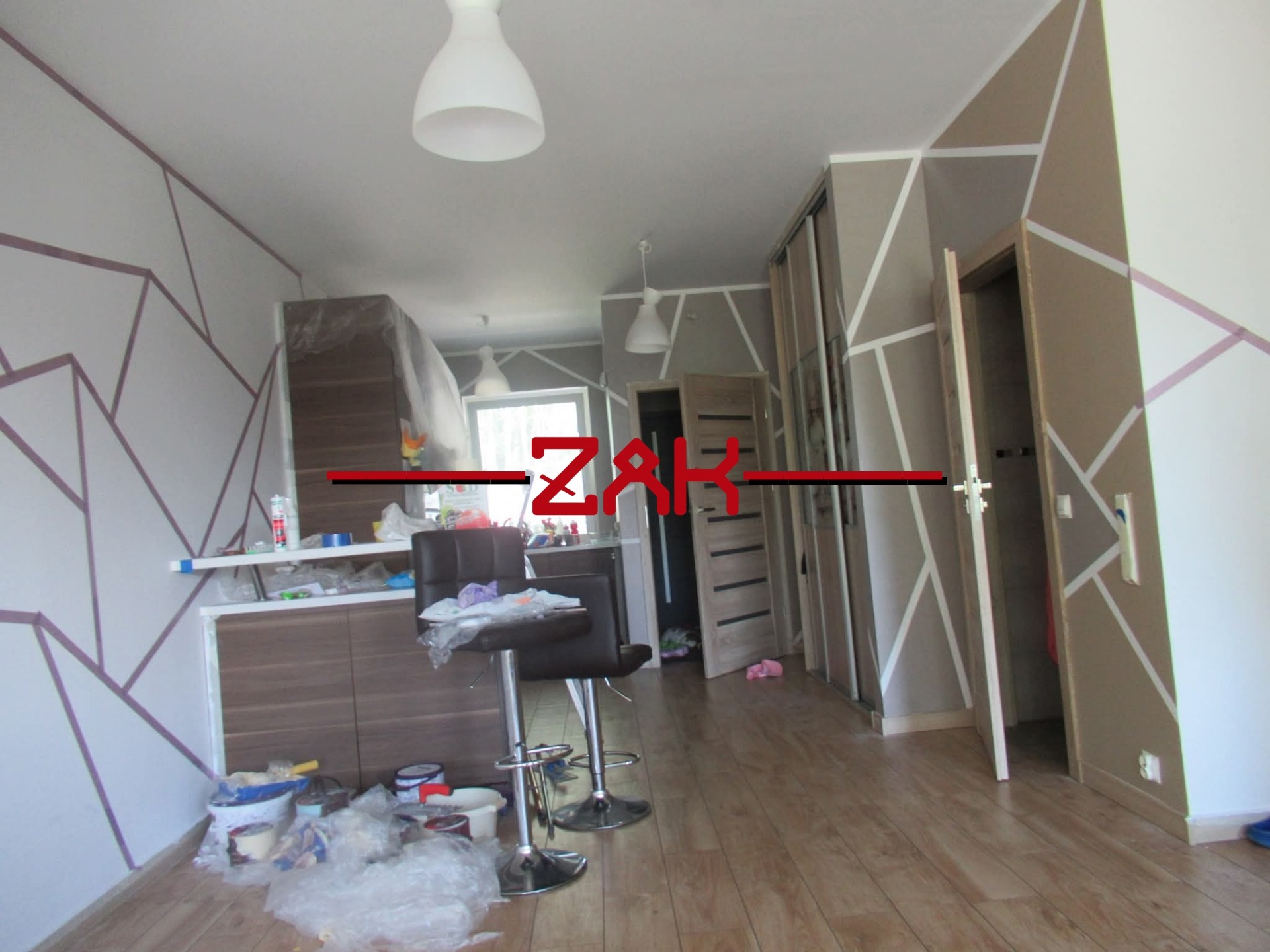 Artystyczna zmiana kolorów z wykorzystaniem Farby 'Płytki w płynie'