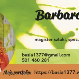 Kreatywna wizytówka grafika z portretem, imieniem i nazwiskiem, adresem e-mail, numerem telefonu oraz linkiem do portfolio na tle zielonej abstrakcji.