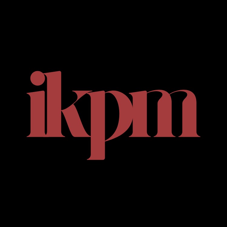 Czerwone logo 'ikpm' na czarnym tle. Minimalistyczny design w Krakowie.