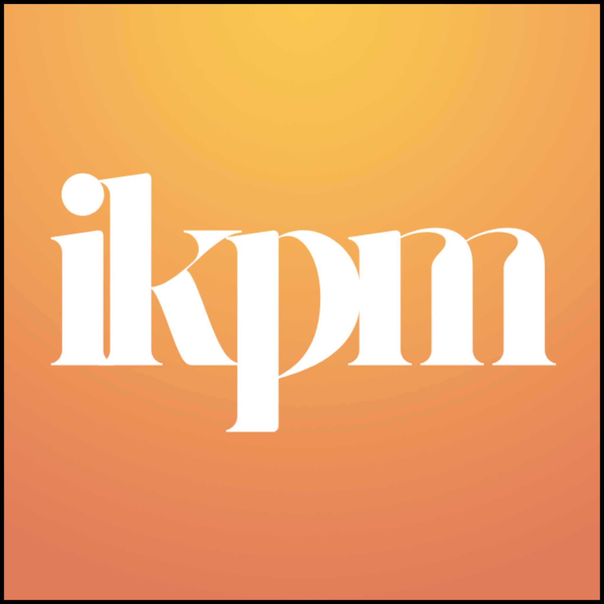 Białe litery 'ikpm' na pomarańczowym tle z gradientem. Prosty, nowoczesny logotyp z charakterystyczną typografią.