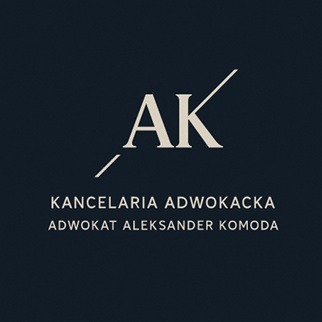 Minimalistyczne logo Kancelarii Adwokackiej Adwokat Aleksander Komoda na granatowym tle, z inicjałami AK i ukośną linią. Elegancki i nowoczesny design.