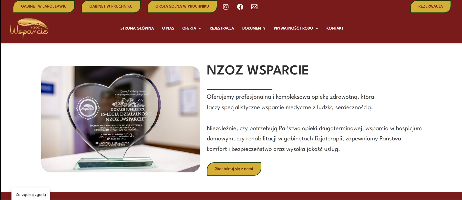 Strona internetowa NZOZ Wsparcie z nagrodą jubileuszową. Widoczne menu, logo firmy i tekst o ofercie opieki zdrowotnej. Kolorystyka stonowana, profesjonalny wygląd.