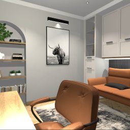 Aranżacje wnętrz Agnieszka Skarżyńska - Wizualizacja biura domowego z biurkiem z jasnego drewna, brązowym fotelem obrotowym, pomarańczową sofą i półkami z dekoracjami, nad sofą zabudowa meblowa z oświetleniem.