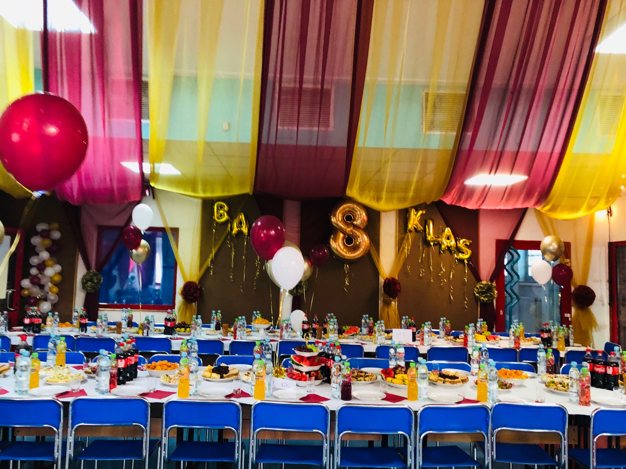 Bal 8 klas na auli szkolnej