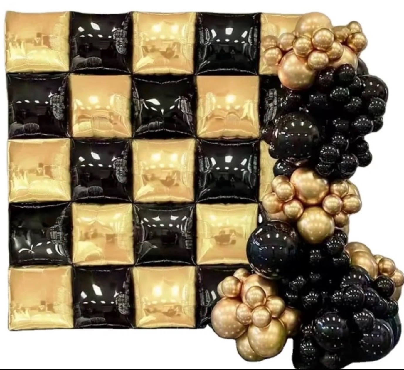 Dekoracja z czarno-złotych balonów ułożonych w szachownicę i girlandę, błyszcząca powierzchnia, imprezowy klimat.