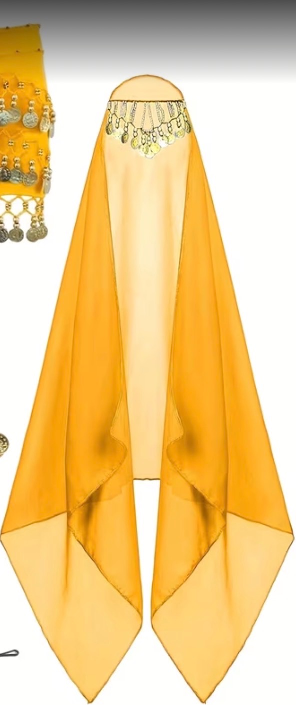 Żółty strój do tańca brzucha z monetami, składający się z pasa i nakrycia głowy z woalką, na białym tle. Elementy stroju częściowo poza kadrem.