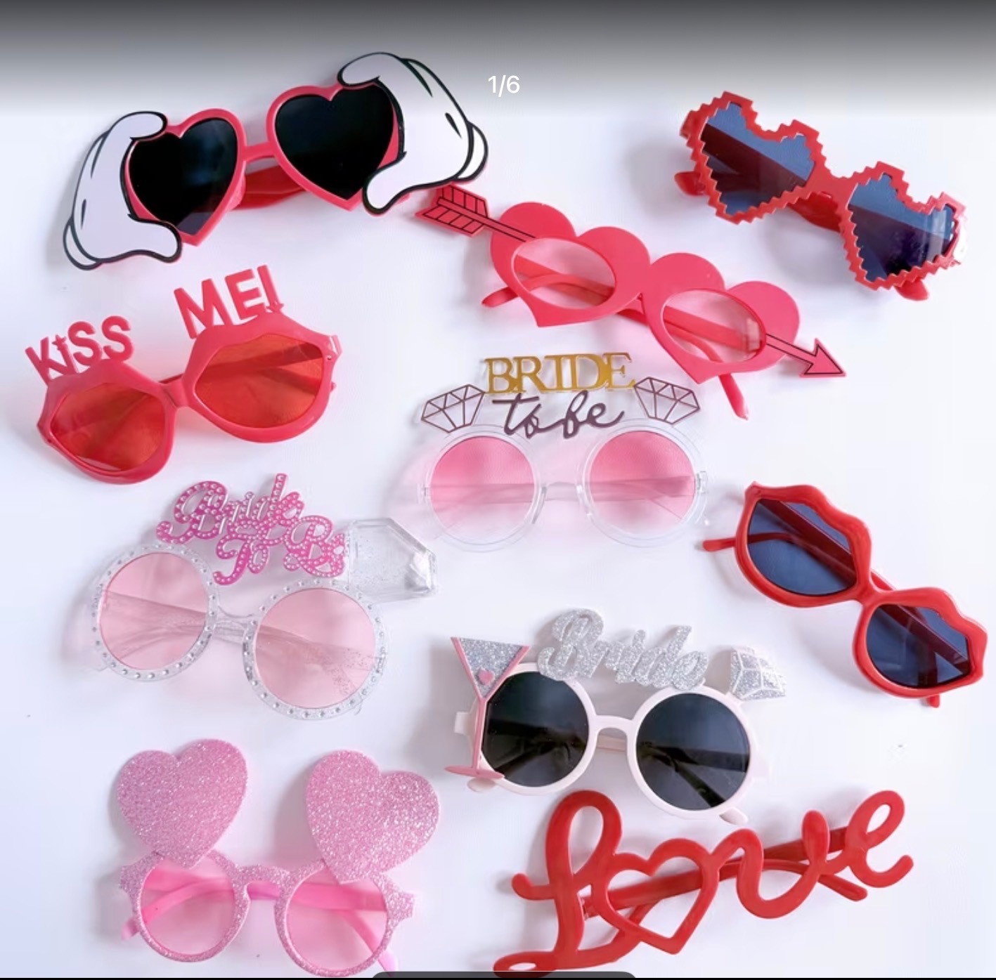 Różnorodne, zabawne okulary imprezowe: serca, usta, napisy 'Bride to be', 'Love' na białym tle. Idealne rekwizyty do fotobudki na wesele lub imprezę.