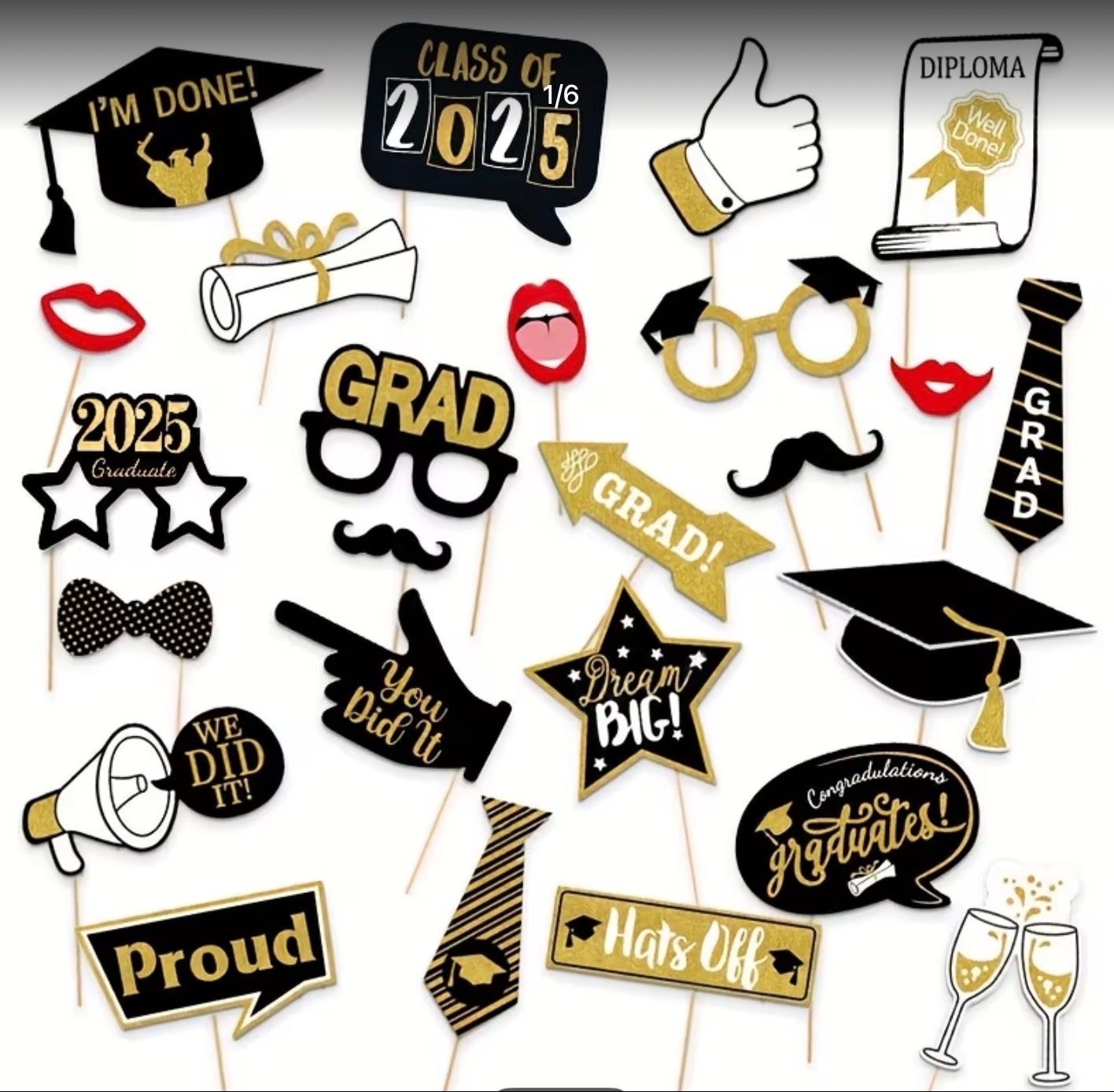 Zestaw rekwizytów do fotobudki na studniówkę 2025: togi, dyplomy, okulary, wąsy, usta, napisy 'Grad', 'Proud', 'Dream Big!', kieliszki szampana.