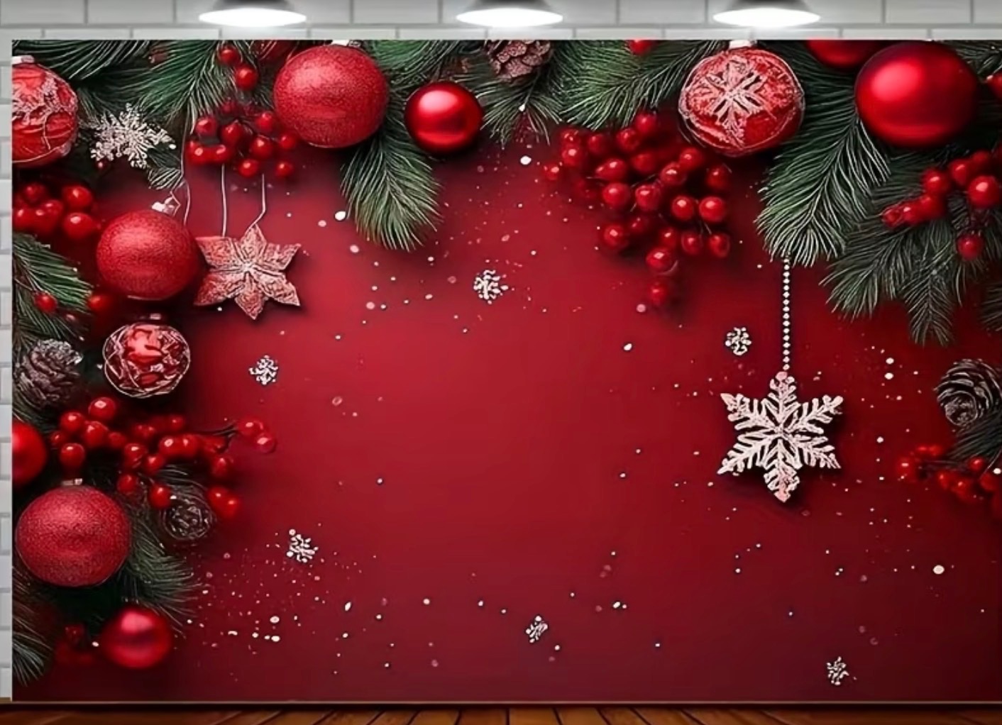 Czerwone tło z dekoracjami świątecznymi: bombki, gałązki choinki, jarzębina i śnieżynki. Idealne jako tło do zdjęć okolicznościowych.