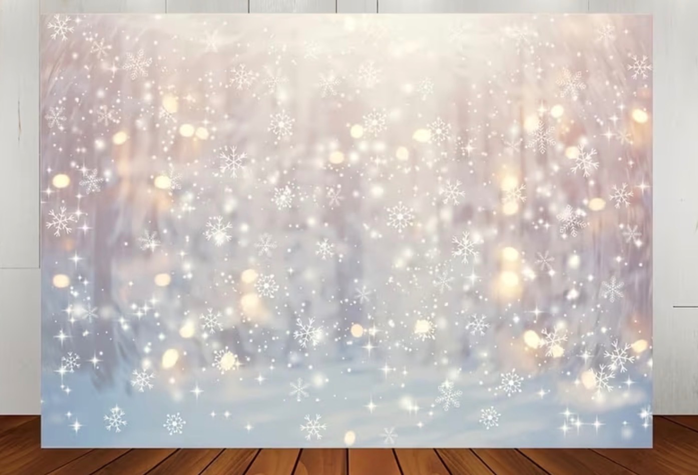 Świąteczne tło fotobudki z motywem śnieżynek i delikatnych światełek, ustawione na drewnianej podłodze, gotowe do sesji zdjęciowej.