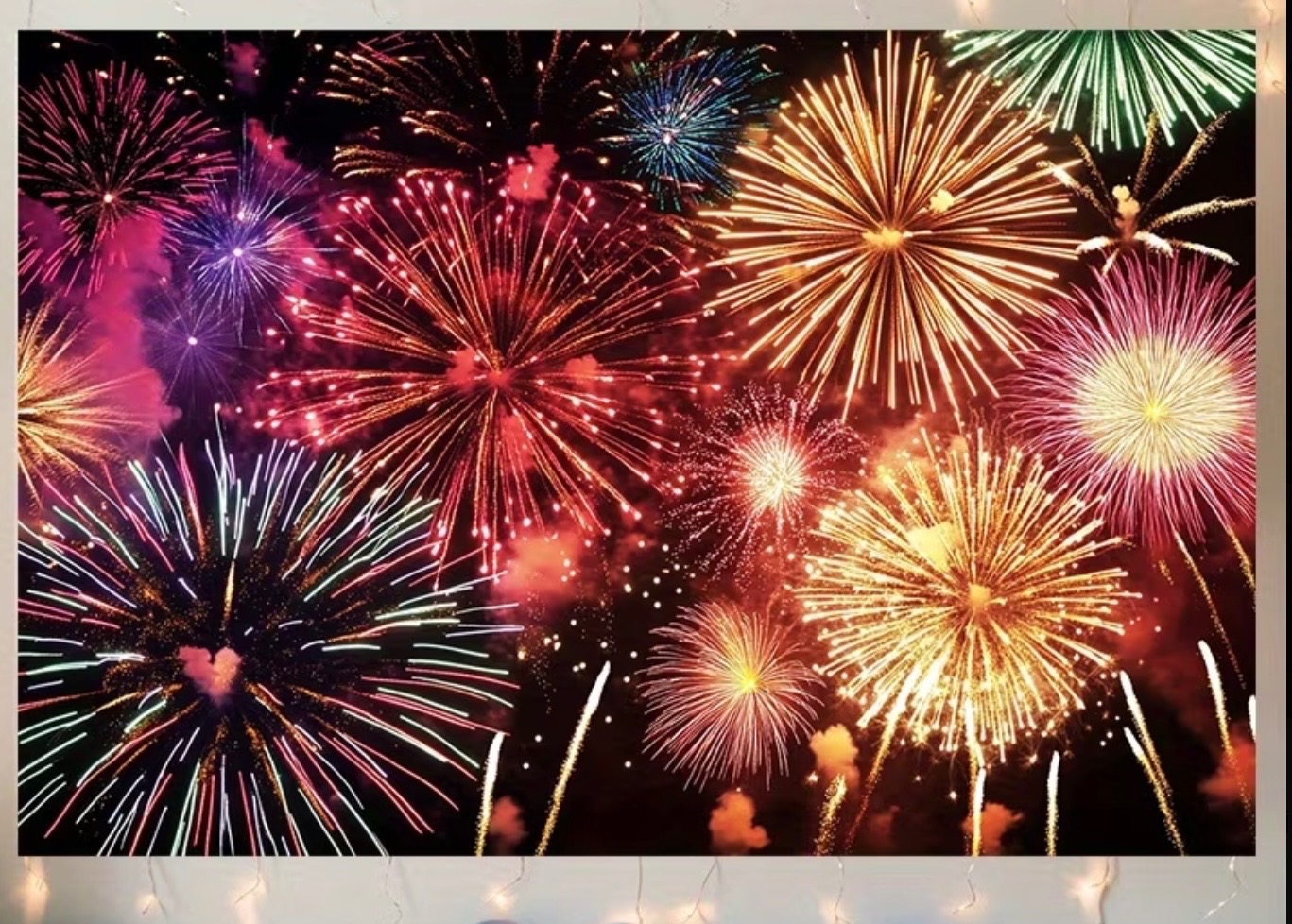 Wielobarwne fajerwerki rozświetlają nocne niebo, tworząc spektakularny pokaz pirotechniczny z czerwonymi, złotymi i zielonymi rozbłyskami.