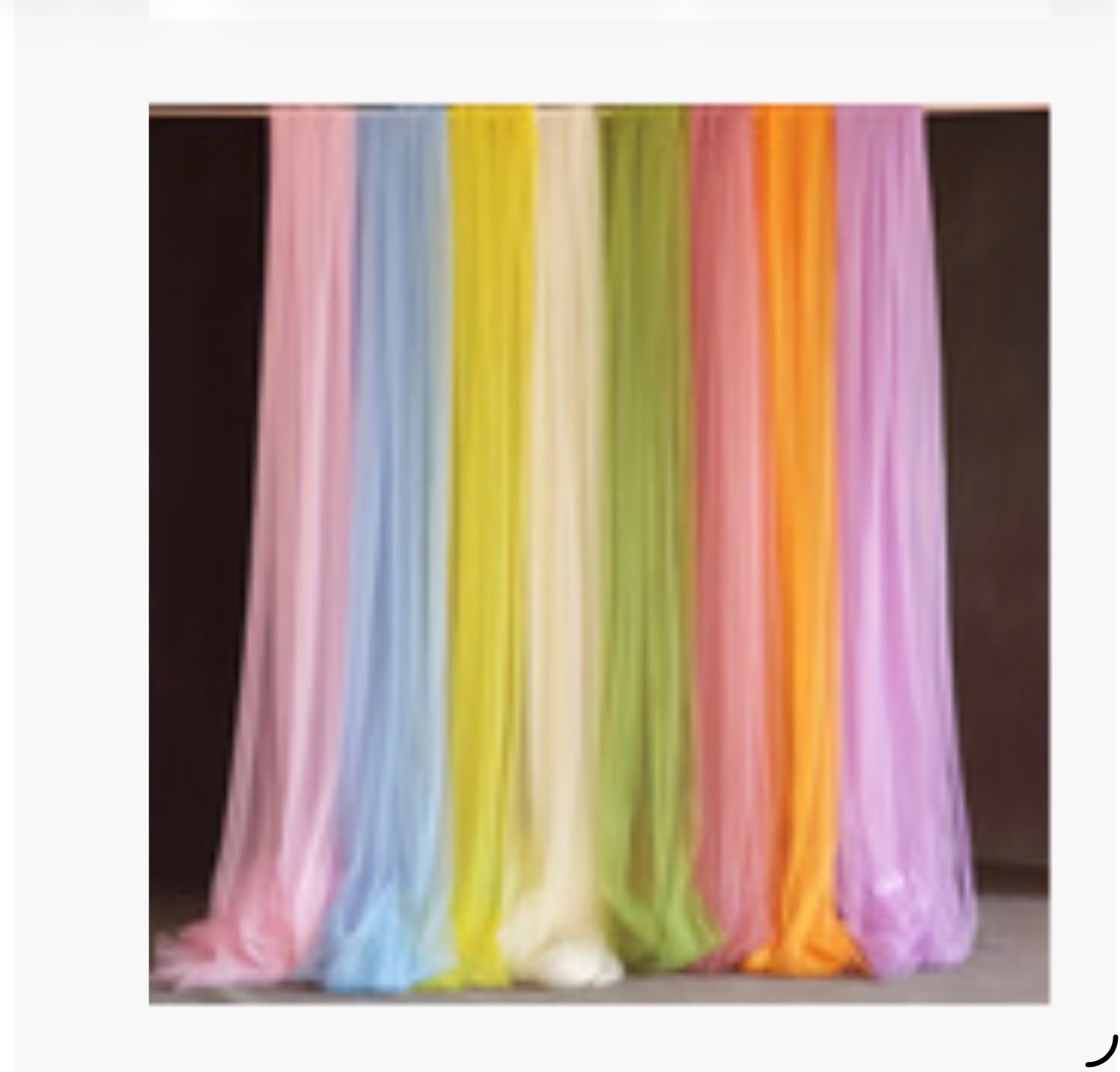 Kolorowe, zwiewne tkaniny w pastelowych odcieniach, tworzące dekoracyjną ściankę lub tło. Odcienie różu, błękitu, żółci, zieleni, pomarańczy i fioletu. Idealne na imprezy.